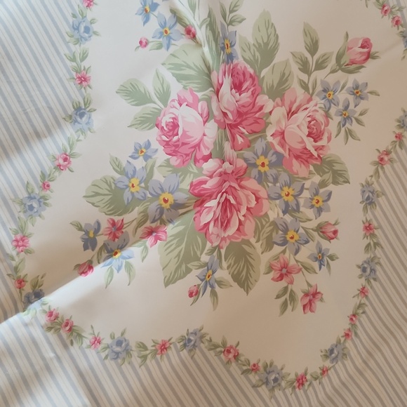 Vintage Avon Floral Bouquet 36x36 Square Scarf 1989 Pink & Blue Roses - Picture 2 of 5